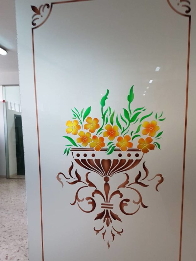 Decorazione vetri – vetreria franco mafara palermo – vetro decorato Decorazione vetri - vetreria franco mafara palermo - pittura a mano su vetro - vetro decorato